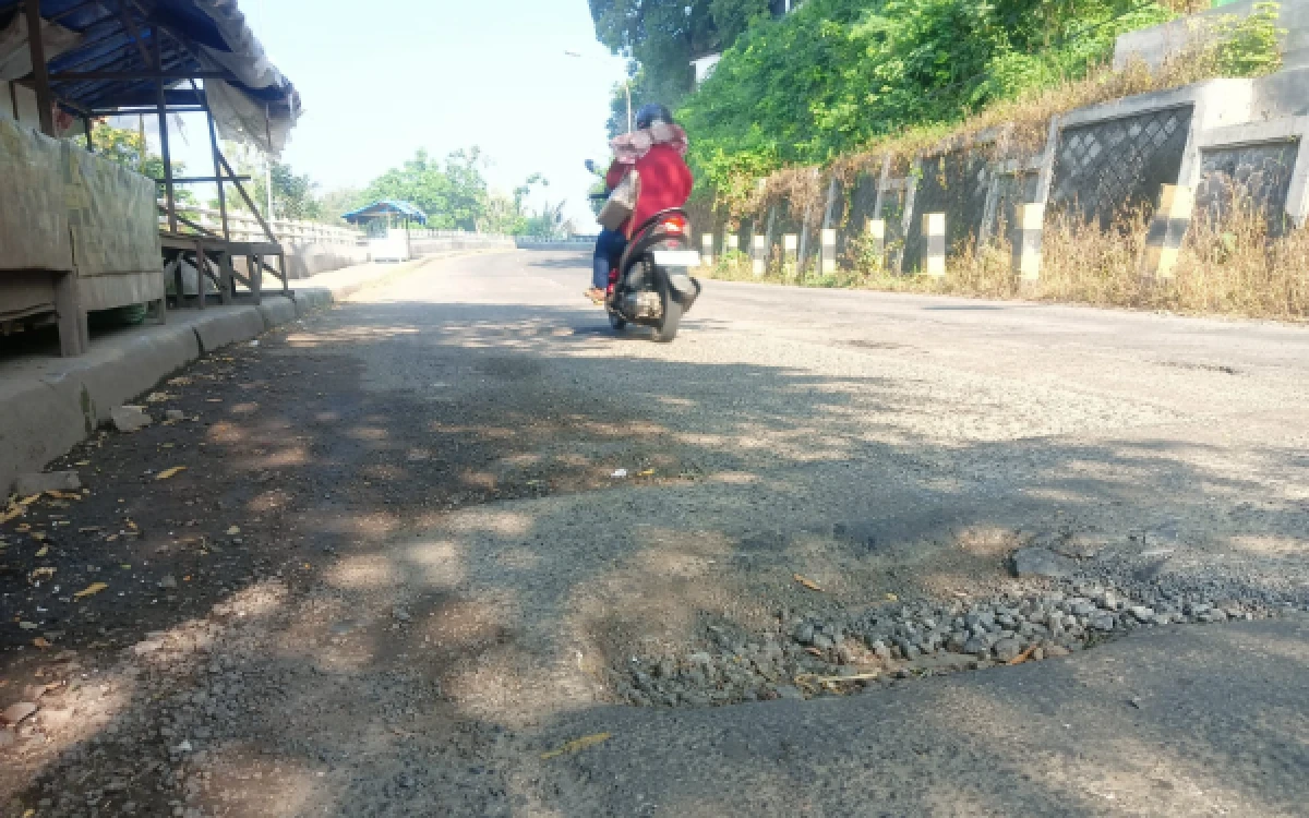 Thumbnail Berita - Tanggapi Jalan Rusak Singgahan–Montong, Pemkab Tuban Siapkan Perbaikan Rp2,5 Miliar di APBD 2026