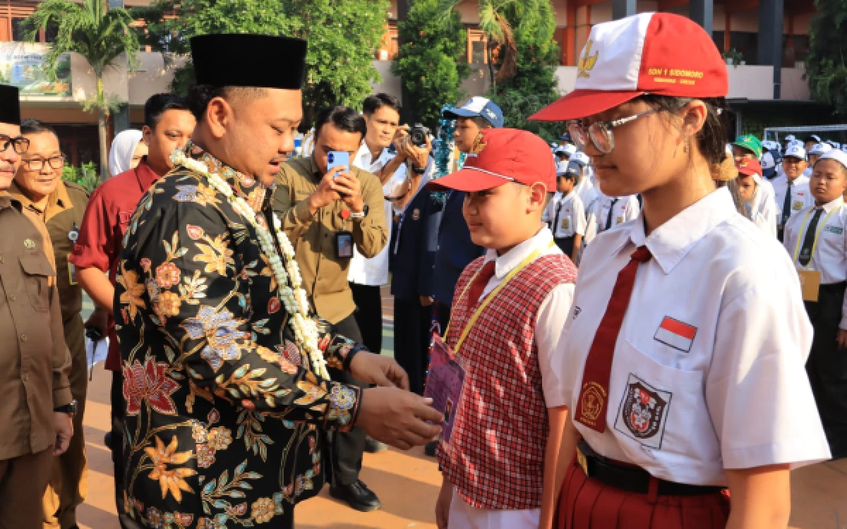 Thumbnail Berita - Bebas dari Perundungan dan Kekerasan Sejak Hari Pertama Sekolah, Bupati Gresik Buka MPLS Ramah Anak