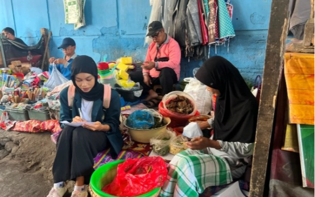 Thumbnail Berita - Mahasiswa UB Kediri Turun ke Pasar, Bantu Promosikan UMKM Tradisional lewat Media Sosial