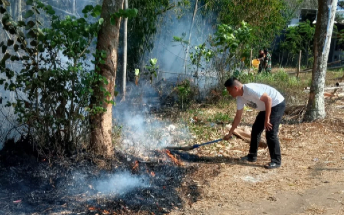 Thumbnail Berita - Sigap! Sinergi Warga, Babinsa dan Damkar Padamkan Kebakaran Lahan di Cemorokandang Malang