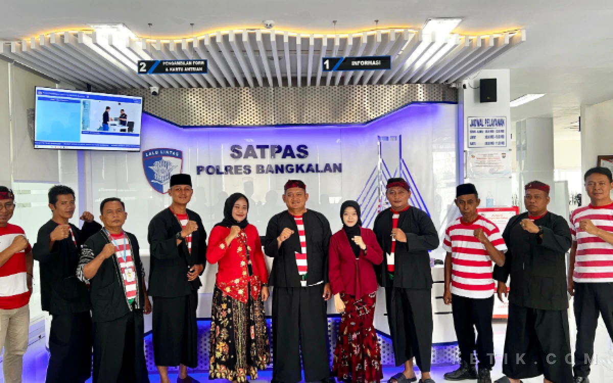 Thumbnail Berita - Hari Jadi Bangkalan ke-495, Petugas Satpas SIM Kompak Berbusana Adat