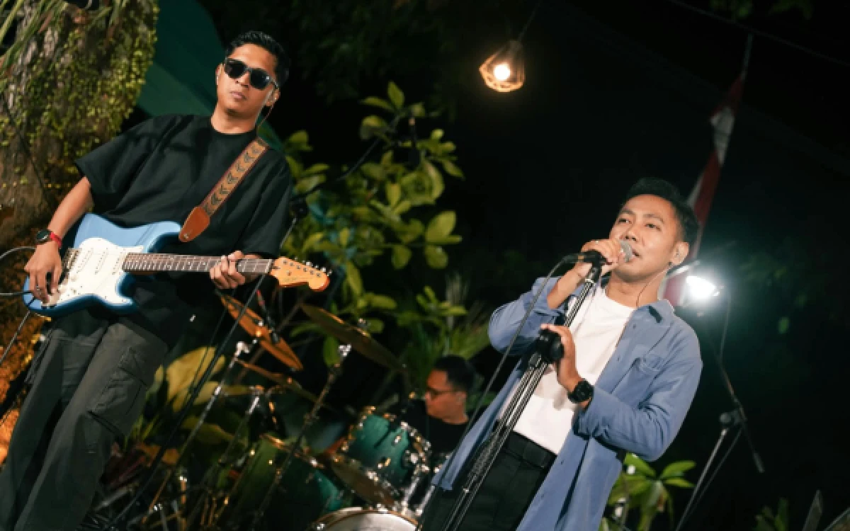 Thumbnail Berita - Lirik Lagu Kita Lewati Berdua - Overnight, Karya Band asal Pacitan yang Viral Jadi Backsound Romantis