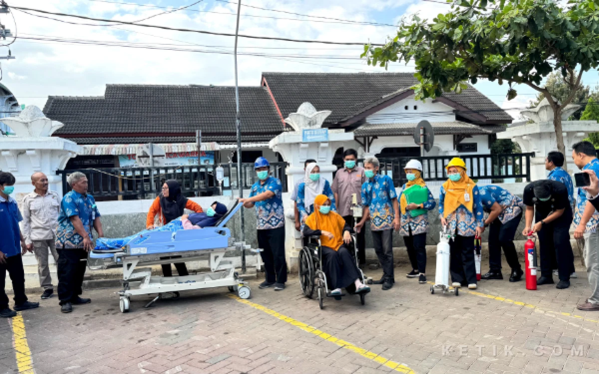 Foto Petugas RSUD dr. Darsono Pacitan melaksanakan simulasi Code Blue dan Code Red sebagai bagian dari Survei Simulasi Akreditasi KARS. Simulasi ini bertujuan menguji kesiapsiagaan tenaga kesehatan dalam menghadapi kondisi kegawatdaruratan.