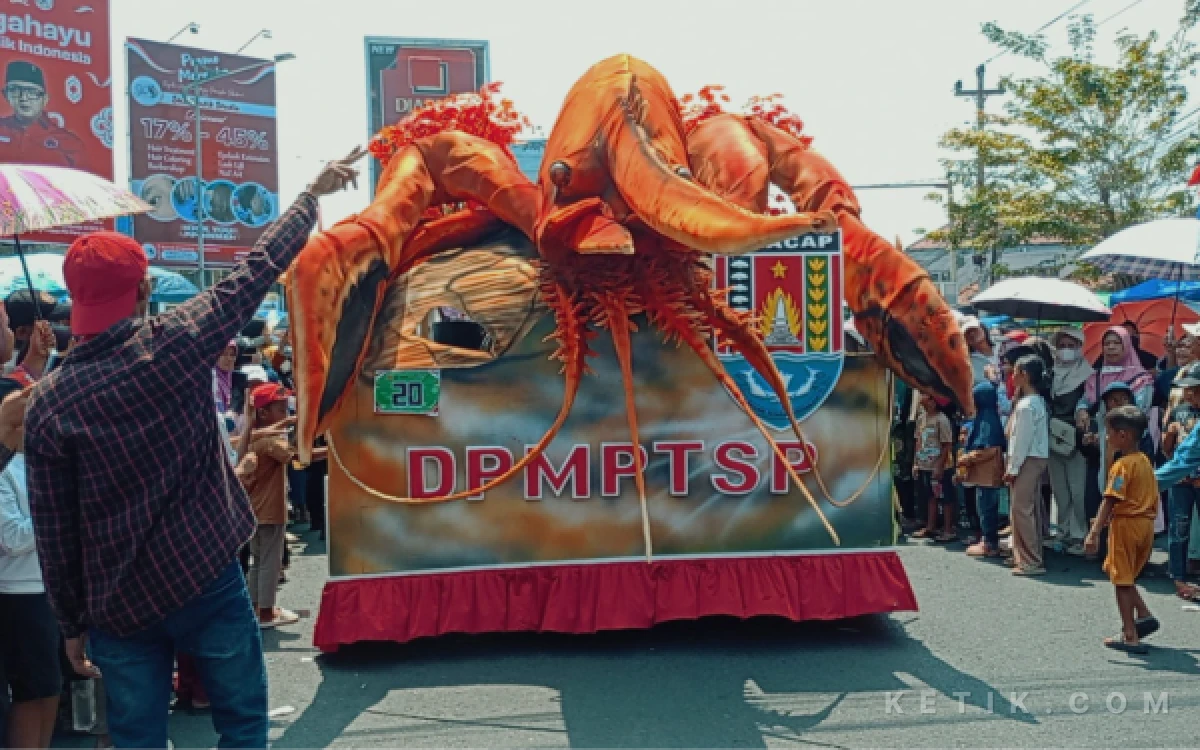 Thumbnail Berita - Karnaval Mobil Hias HUT ke-81 Kemerdekaan RI di Cilacap, Ajang Kreativitas dan Jiwa Patriotisme