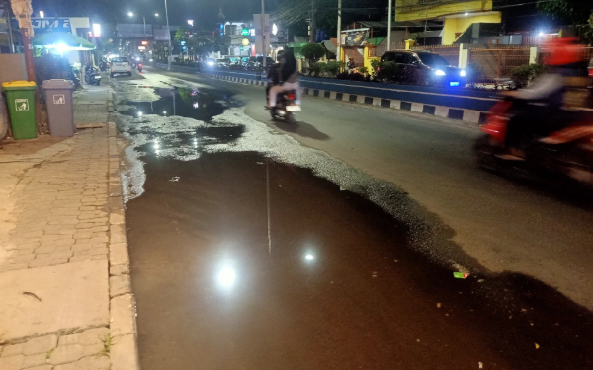 Thumbnail Berita - Drainase Tersumbat, Jalan Multatuli Rangkasbitung Tergenang Air