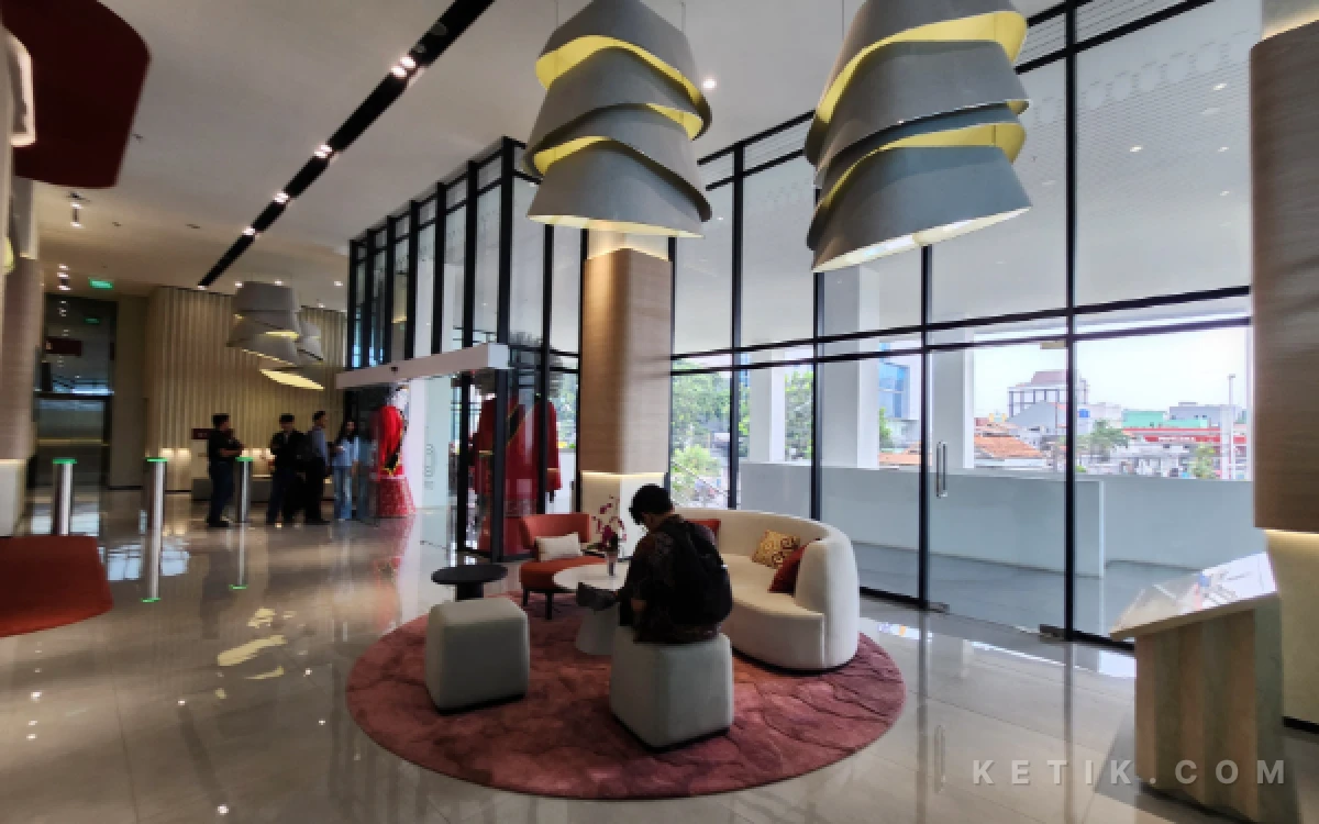 Foto Kantor Dinas Pemuda dan Olahraga dilengkapi dengan ruang tunggu yang nyaman bagi masyarakat. (Foto: Ketik.com)