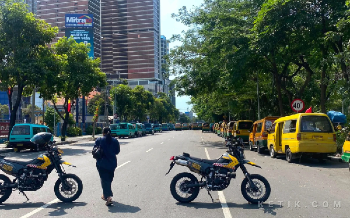 Thumbnail Berita - Demo Pengemudi Angkot di Surabaya Jalan A Yani Dialihkan Sementara