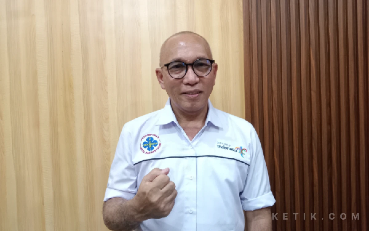 Foto Agoes Basoeki, Ketua PHRI Kota Malang menilai mural Malang The Glory Land sebagai simbol solidaritas seluruh warga Malang. (Foto: Aliyah/Ketik.com)