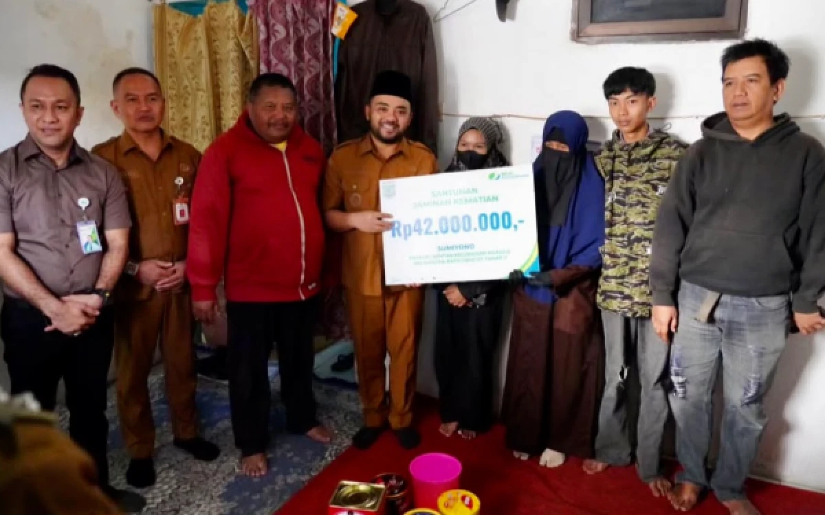 Thumbnail Berita - Pemkot Batu Pastikan Perlindungan Pekerja, Keluarga Pengemudi Ojol Terima Santunan BPJS