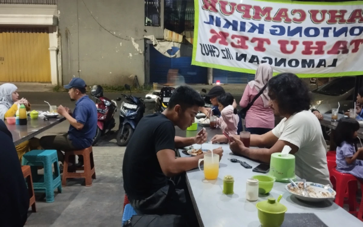Thumbnail Berita - Tahu Campur Lamongan Mas Chus, Kuliner Khas Jawa Timur yang Viral Ditonton 6,1 Juta Kali di TikTok