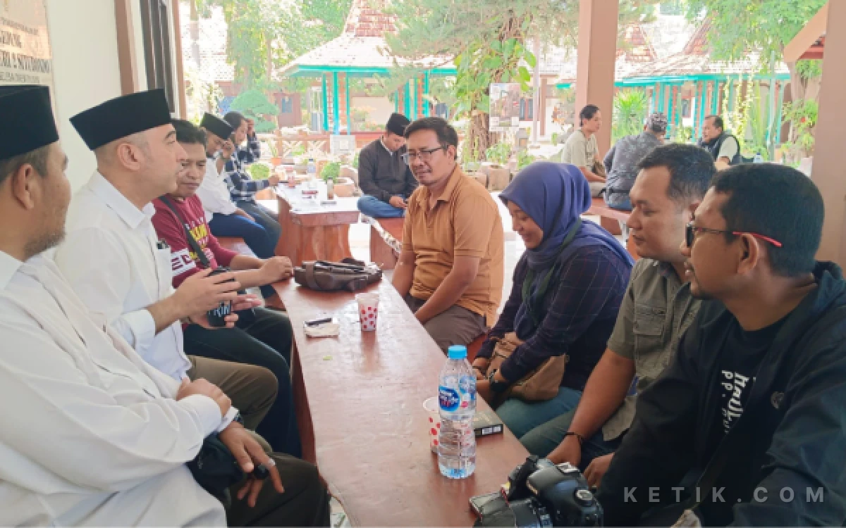 Thumbnail Berita - Ngobrol Santai dengan Pengurus PWI Situbondo, Anggota Komisi VI DPR RI Fraksi PKB Siap Dukung Kegiatan Jurnalistik