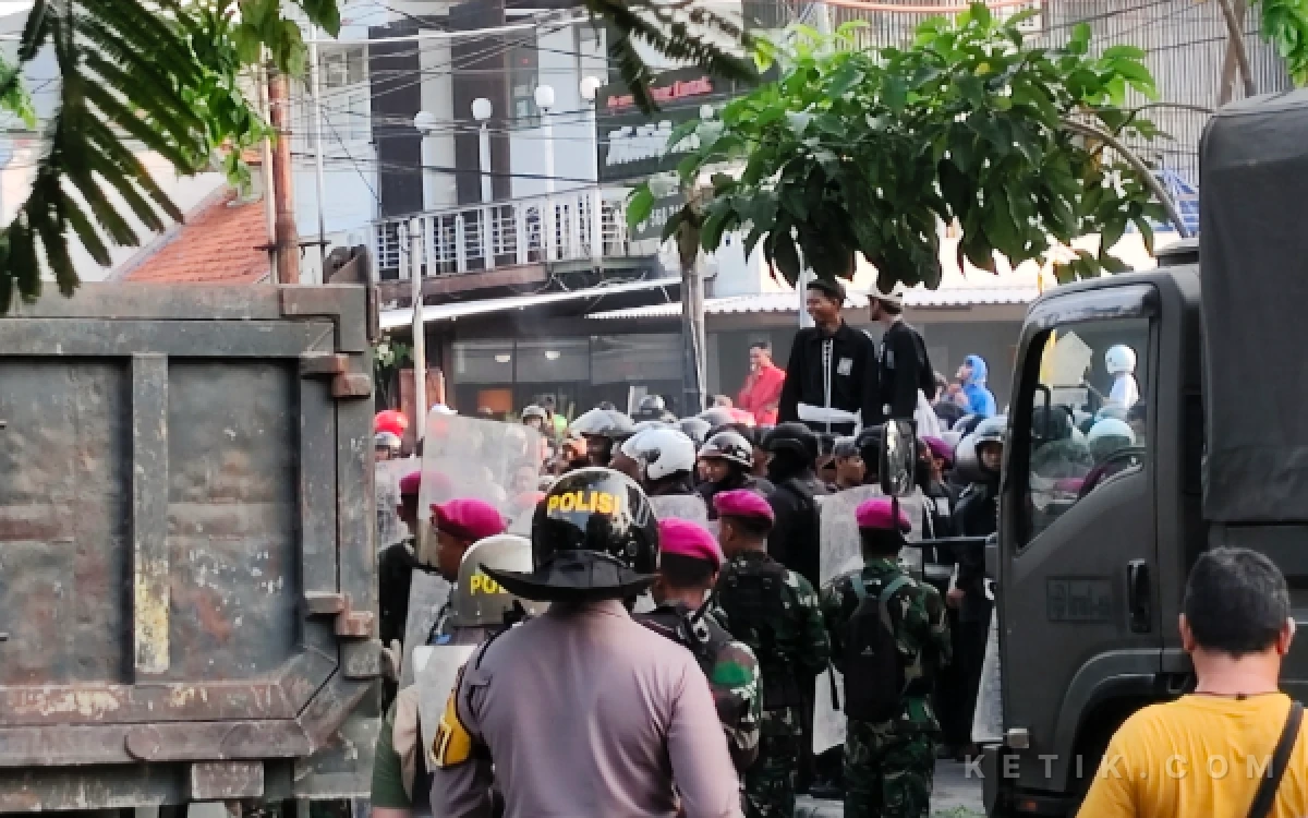 Thumbnail Berita - Ratusan Pesilat Datangi Jalan Teuku Umar, Petugas Dilempari Batu