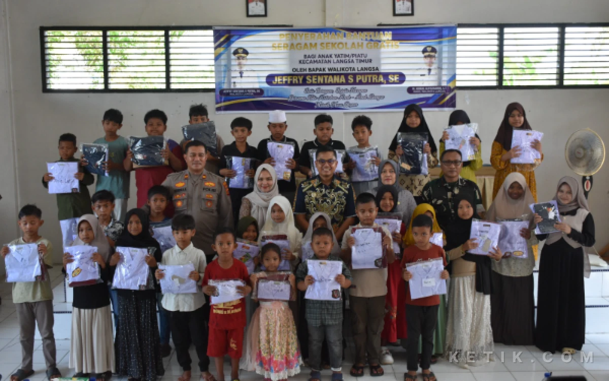 Thumbnail Berita - Wali Kota Langsa Serahkan Seragam Sekolah Gratis Bagi 169 Anak Yatim Piatu di Langsa Timur