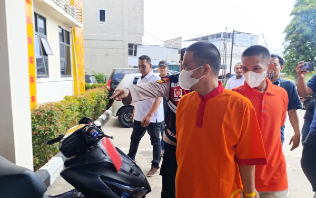 Foto Pelaku curat saat saat digiring di Mapolsek Sako, Jumat, 17 Juni 2026. (Foto : Yola/Ketik.com)