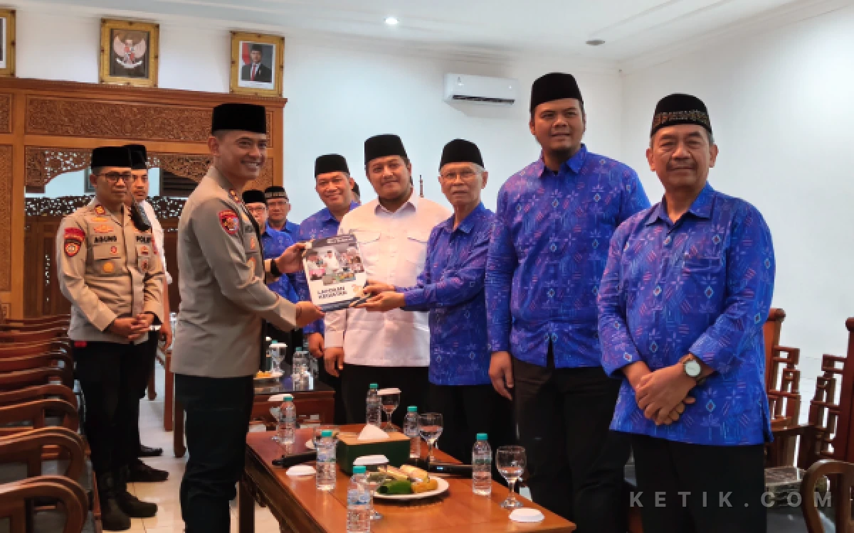 Thumbnail Berita - Baru Menjabat, Kapolres Kediri Kota AKBP Kresno Wisnu Perkuat Sinergi dengan Ponpes Wali Barokah