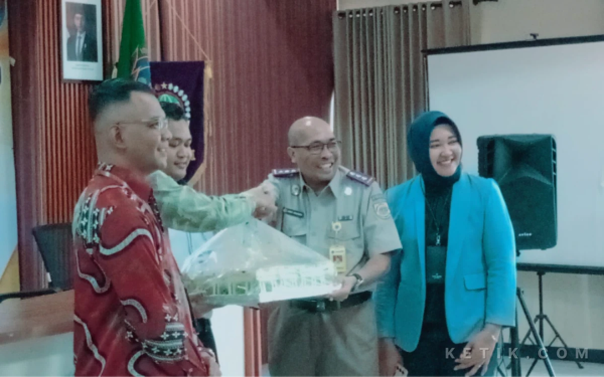 Thumbnail Berita - Kado HUT ke-51 Andri Kristanto, ATR/BPN Cilacap Raih Penghargaan CMS Terbanyak dari KPPN