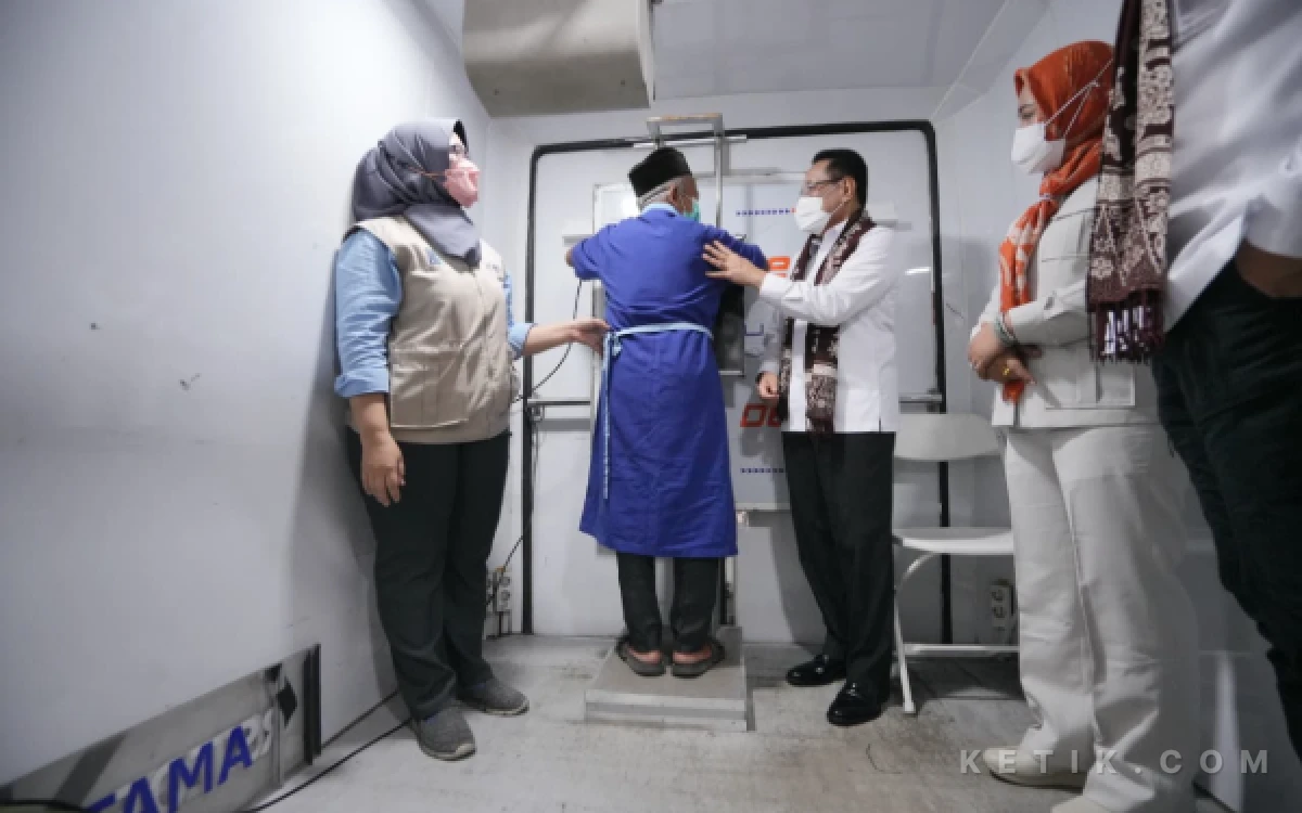 Foto Wakil Menteri Kesehatan (Wamenkes) Benjamin Paulus Oktavianus saat meninjau pelaksanaan skrining TB terintegrasi dengan program Cek Kesehatan Gratis (CKG) di Kota Mojokerto bersama Wali Kota Mojokerto ning ita serta  dihadiri Wakil Menteri Dalam Negeri (Wamendagri) Akhmad Wiyagus ( foto : humas pemkot mojokerto/ ketik.com)