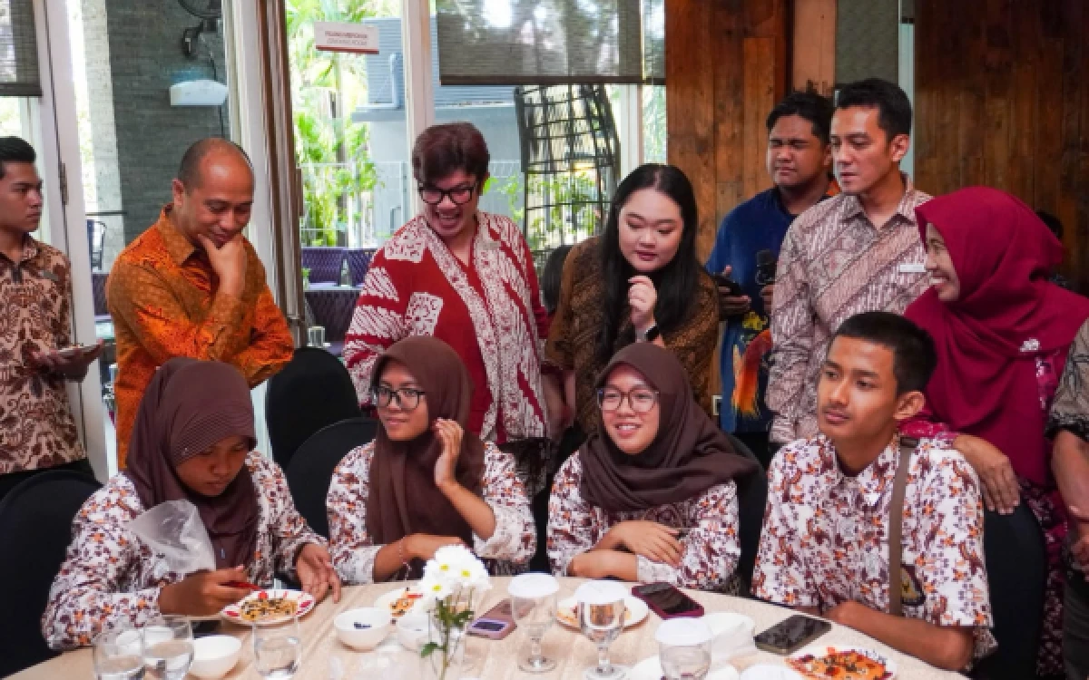 Thumbnail Berita - Hari Batik Nasional 2026, Mercure Surabaya Ajak Siswa SMALB Karya Mulia Berkreasi di Atas Pancake