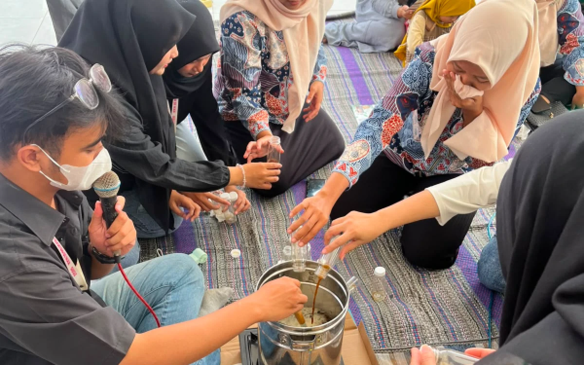 Foto Suasana Workshop Ecoenzyme dan Pembuatan Sabun Berbahan Ecoenzyme bersama ibu-ibu PKK Desa Rejoslamet. (Sumber: Dokumentasi KKN Kelompok 15 UPN Veteran Jawa Timur)