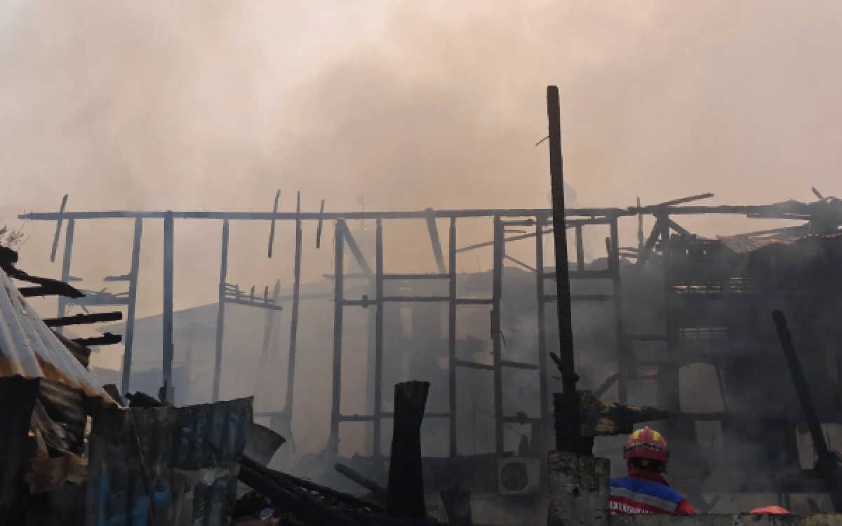 Thumbnail Berita - Kebakaran Hebat di Lorong Soak Batok Palembang, 2 Rumah Panggung Hangus Terbakar