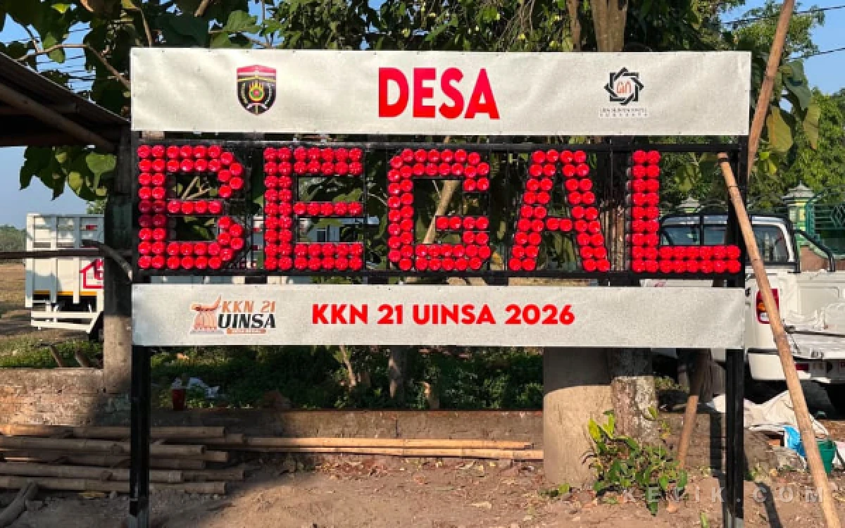Thumbnail Berita - Sulap Sampah Plastik Jadi Ecobrick, Mahasiswa KKN UINSA Hadirkan Identitas Desa Begal yang Memorable