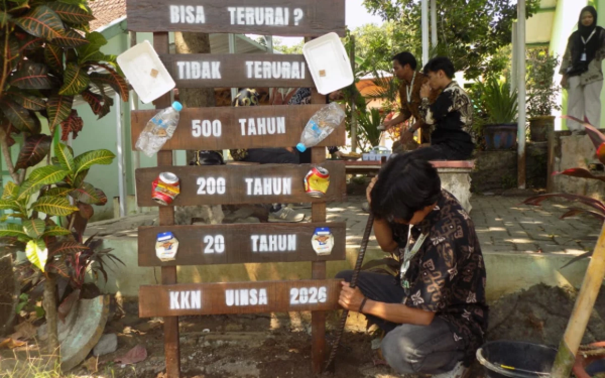 Foto Pemasangan Plang Edukasi oleh Mahasiswa KKN 172 UINSA di SMPN 3 Gading  pada hari Kamis, 16 Juli 2026. (Foto: KKN I72 UINSA For Ketik.com)