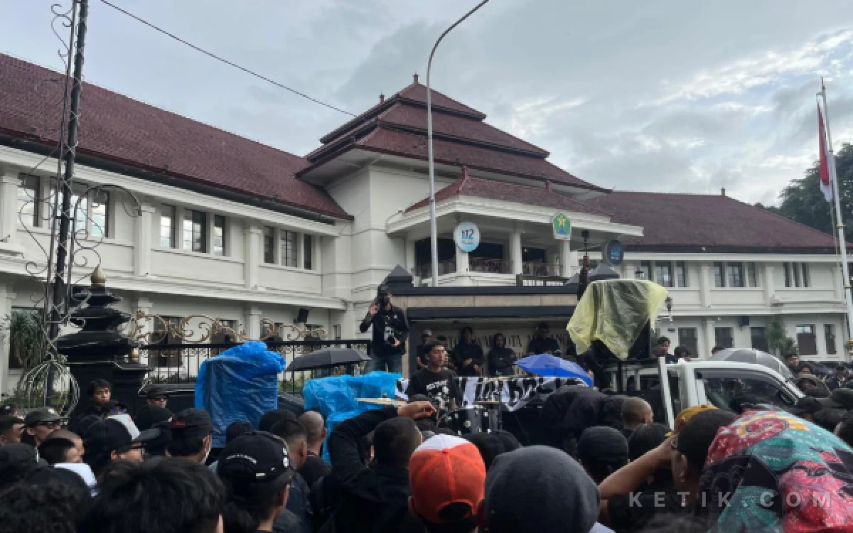 Thumbnail Berita - Berbeda! Aksi Moshing Warnai Peringatan Hari Buruh di Kota Malang