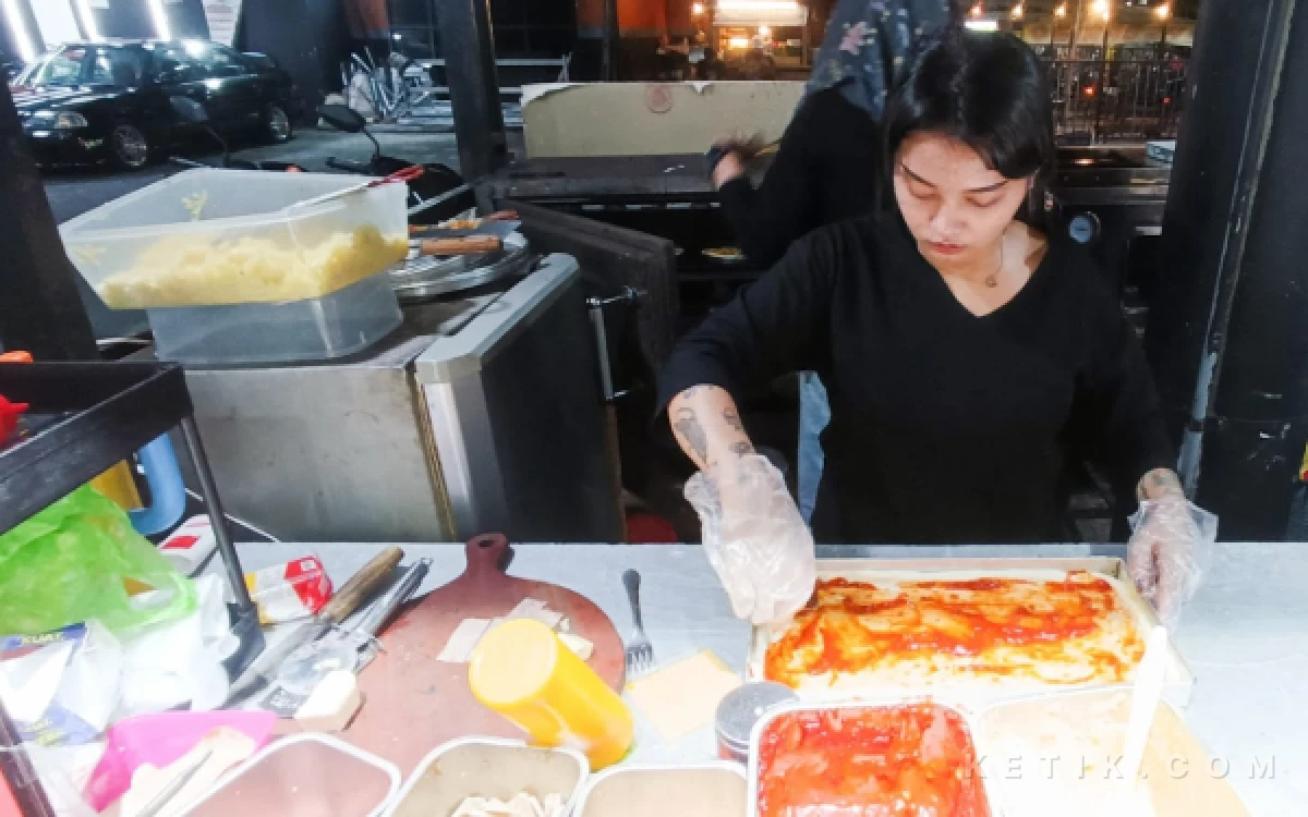 Thumbnail Berita - Tren Pizza Kaki Lima Menjamur di Surabaya, Jadi Favorit Gen Z hingga Mahasiswa