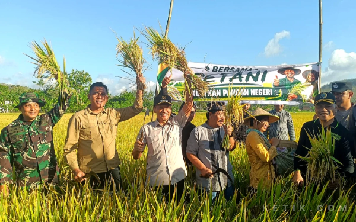 Thumbnail Berita - Dukung Ketahanan Pangan, Plt Bupati Tulungagung Hadiri Upacara Adat Methik Pari di Kalidawir