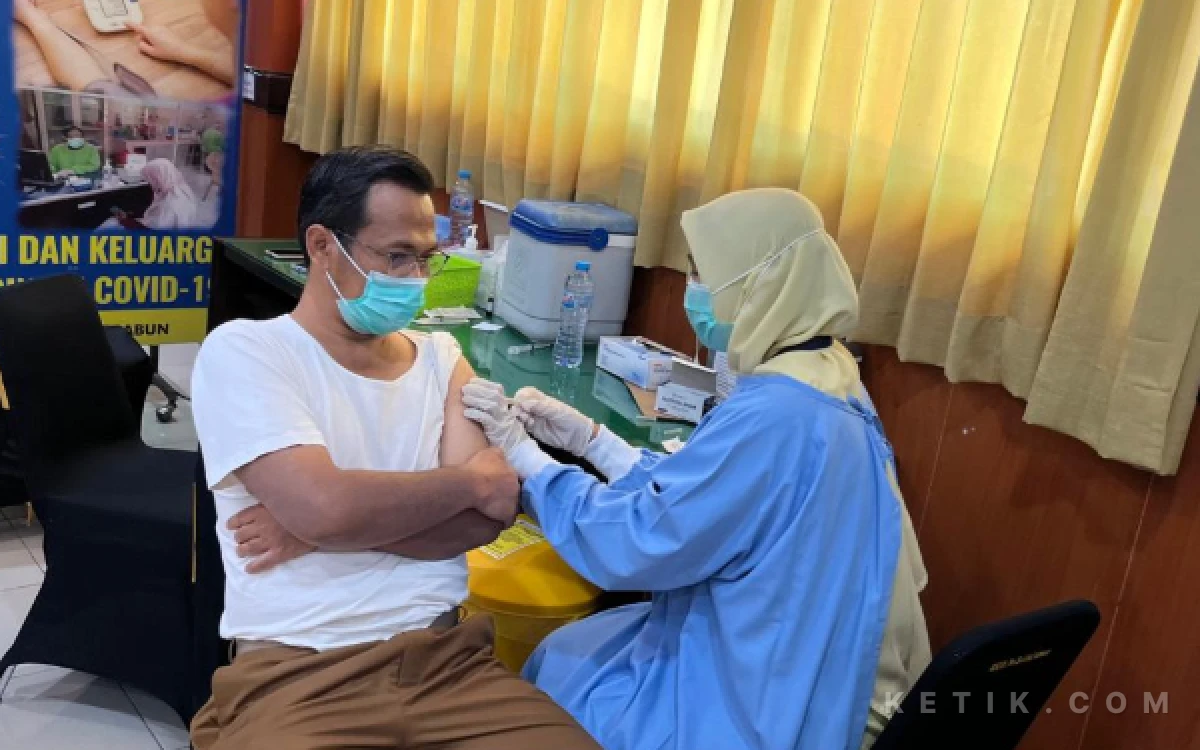 Thumbnail Berita - Wabah Campak Mengintai! RSSA Malang Suntik 1.224 Nakes Demi Cegah Penularan di Rumah Sakit