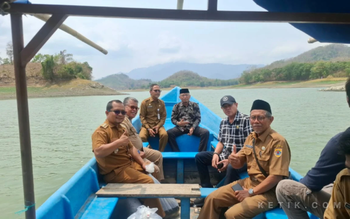 Thumbnail Berita - Jaga Ekosistem Waduk Malahayu, Komisi II DPRD dan Dinas Perikanan Brebes Tebar 213 Ribu Benih Ikan
