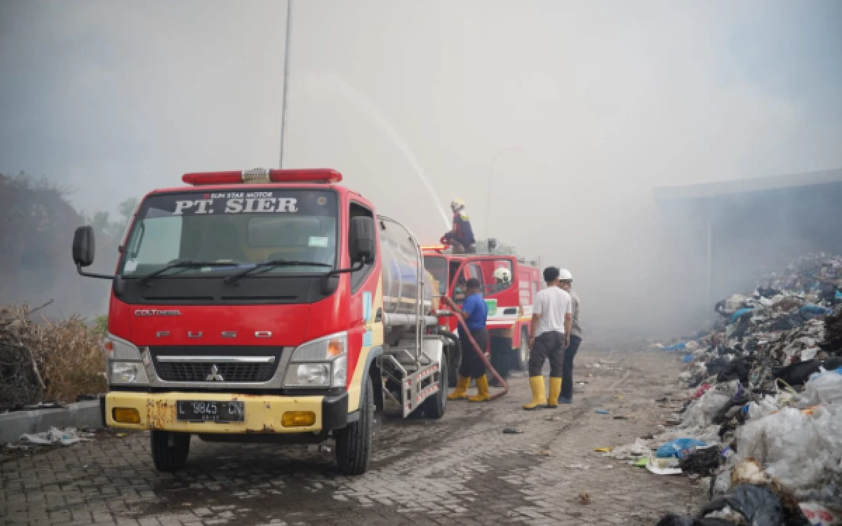 Thumbnail Berita - SIER Bergerak Cepat Tangani Kebakaran di TPST Lestari PIER, Seluruh Pekerja Dipastikan Selamat