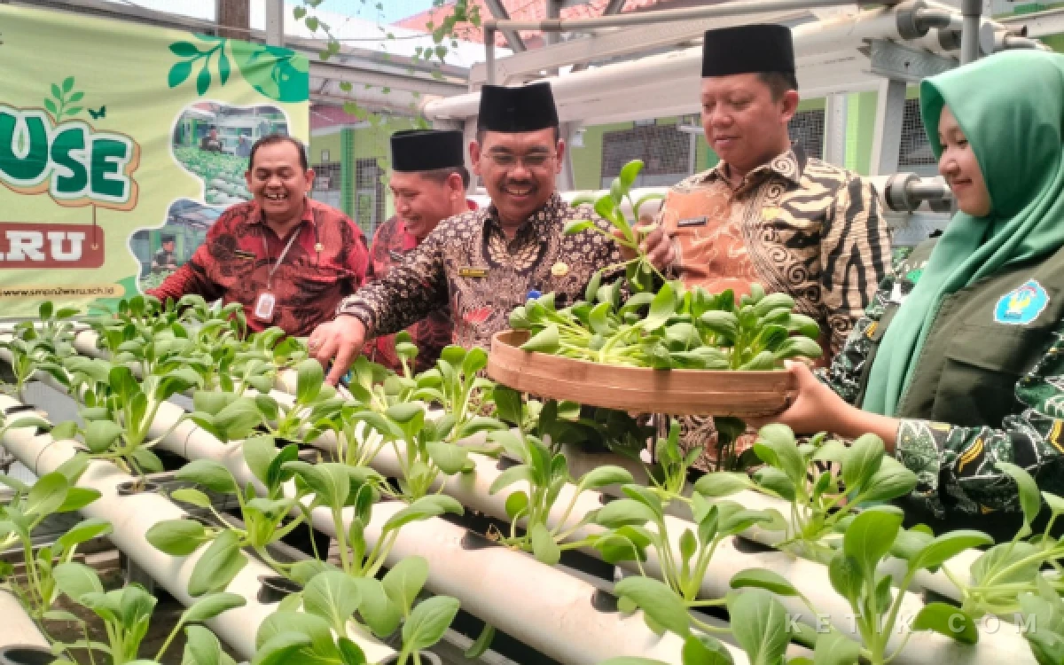 Thumbnail Berita - SMPN 2 Waru Perkuat Kompetensi Guru, Kembangkan Greenhouse Menuju Adiwiyata Nasional