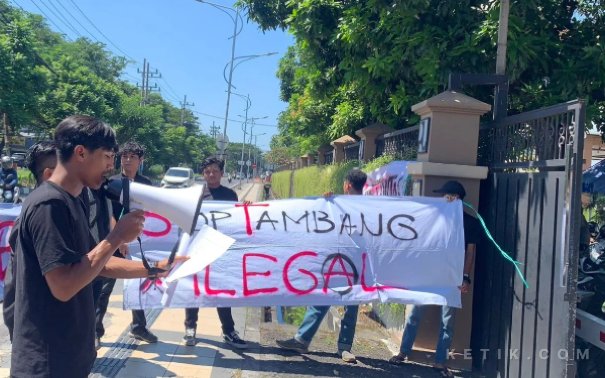 Thumbnail Berita - Kantor BBWS Brantas Surabaya Dipasangi Banner Protes 'Stop Tambang Ilegal'