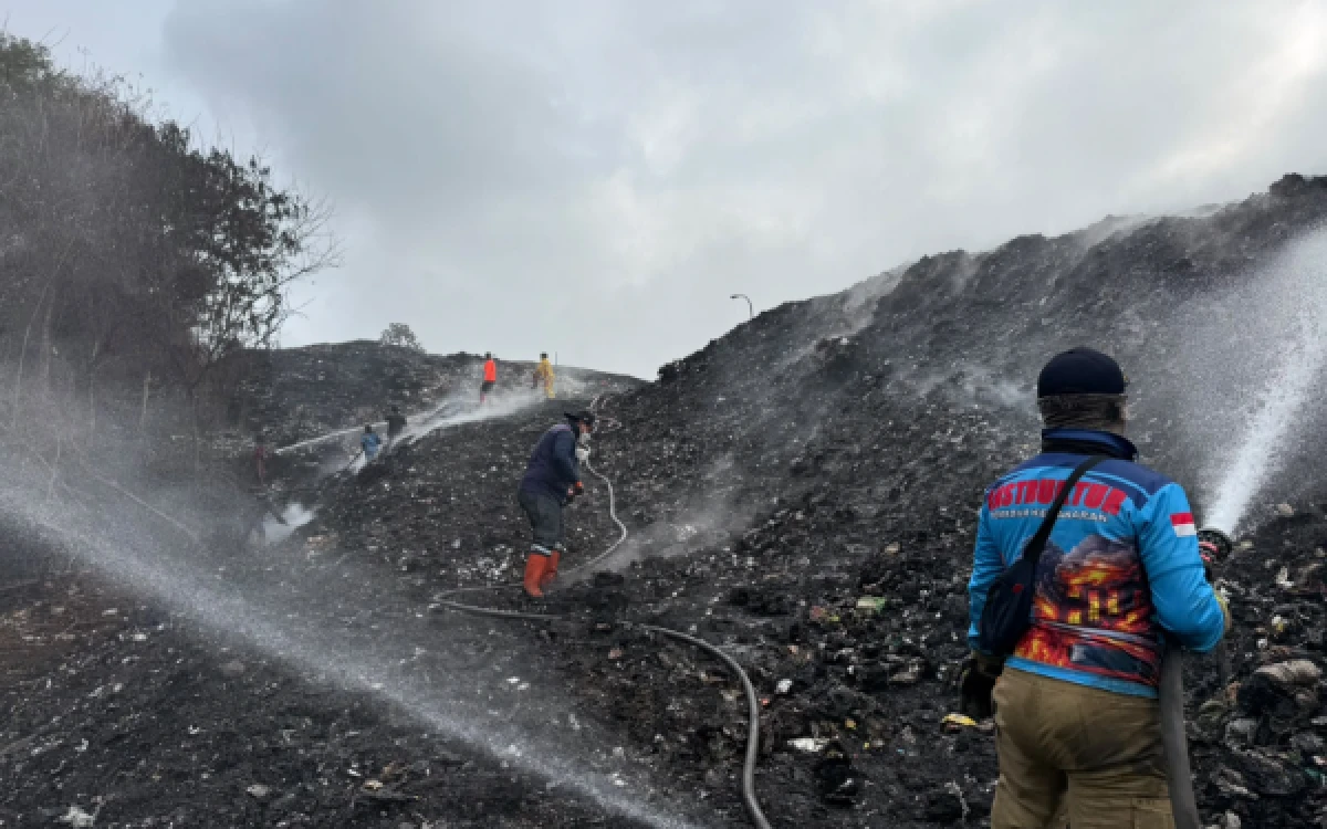 Foto Pelaksanaan pemadaman kebakaran di TPA Supit Urang Kota Malang pada hari kelima, Minggu, 25 Oktober 2026 (Foto : Damkar Kota Malang)