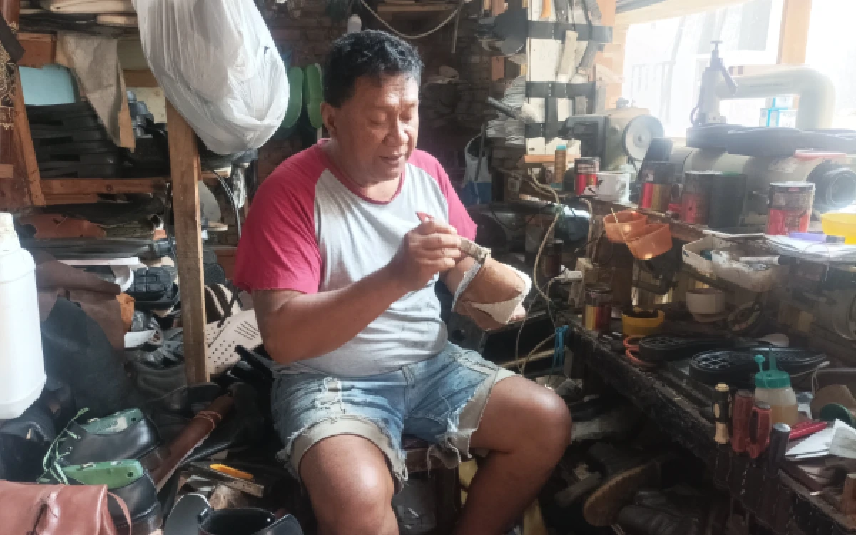 Thumbnail Berita - Tembus Pasar Uzbekistan, Sepatu Kulit Handmade Sello Shoe Asal Malang Ini Diminati Mancanegara