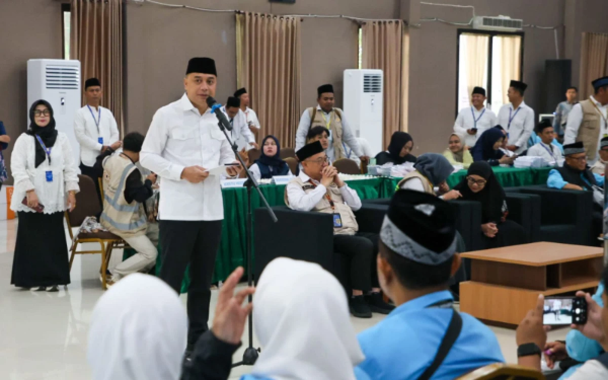 Thumbnail Berita - Wali Kota Eri Cahyadi Lepas Jamaah Haji, Titip Doa agar Surabaya Semakin Berkah