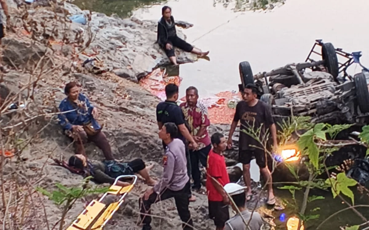 Thumbnail Berita - Diduga Microsleep Grand Max Terjun ke Sungai Grindulu Pacitan, 4 Orang Luka