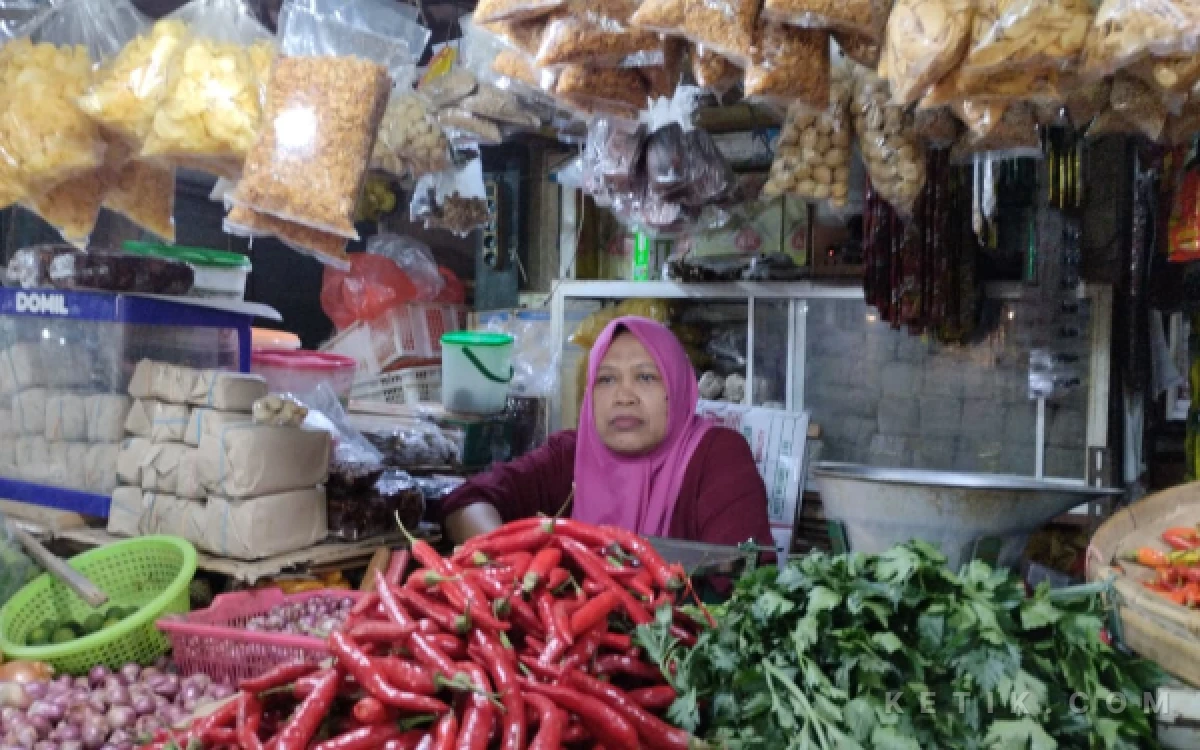 Thumbnail Pedagang Lantai 2 Pasar Tanjung Jember Keluhkan Lapak di Bawah yang Makin Menjamur