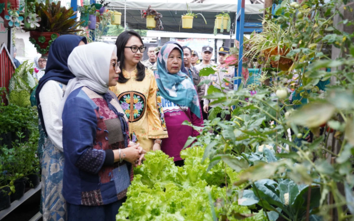 Thumbnail Berita - Curi Perhatian Pusat, Mbak Cicha Dampingi Menteri PPPA Kunjungi P2L Desa Tertek Kediri