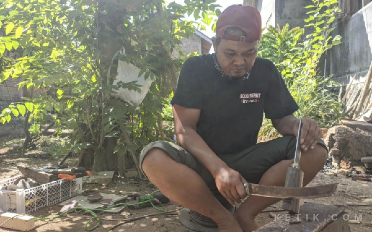 Thumbnail Berita - Acir Hernowo, Maestro Pandai Besi Pacitan yang Karyanya Pernah Dipesan Bupati