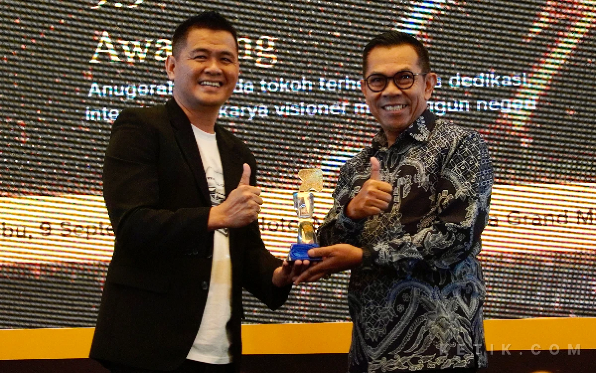 Foto Wali Kota Batu Nurochman saat menerima trofi penghargaan dari CEO Ketik Kiagus Firdaus. (Foto: Ketik.com)