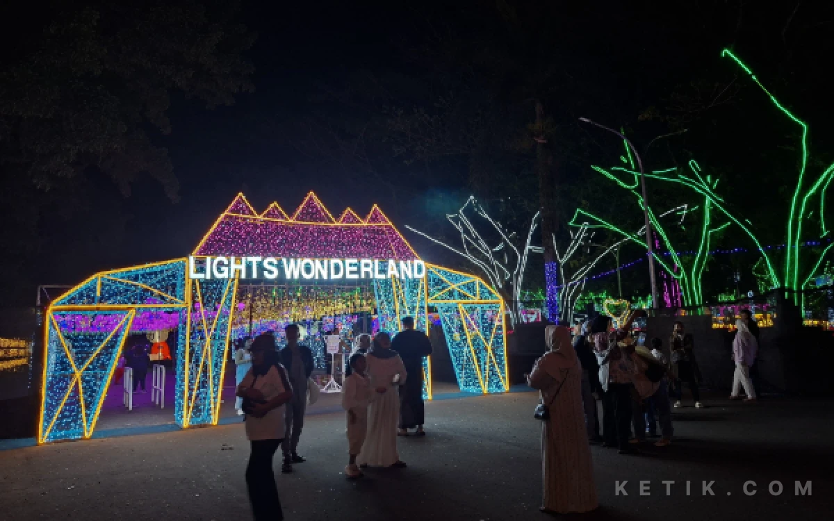 Thumbnail Berita - Wow! 5 Juta Lampu Warna-Warni Sulap GOR Ken Arok Jadi Negeri Dongeng, Kota Malang Punya Wisata Malam Baru