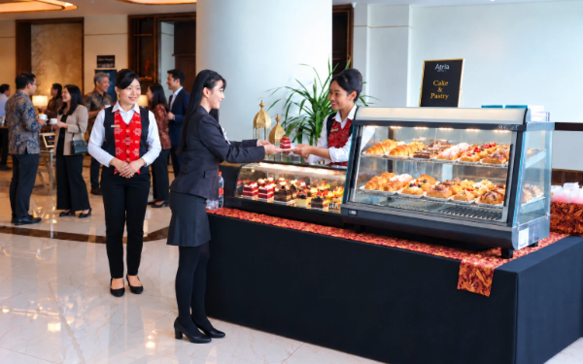 Foto Pengunjung menikmati kue-kue di Atria Bakery yang akan diluncurkan pada Desember 2026. (Foto: Atria Hotel Malang for Ketik.com)