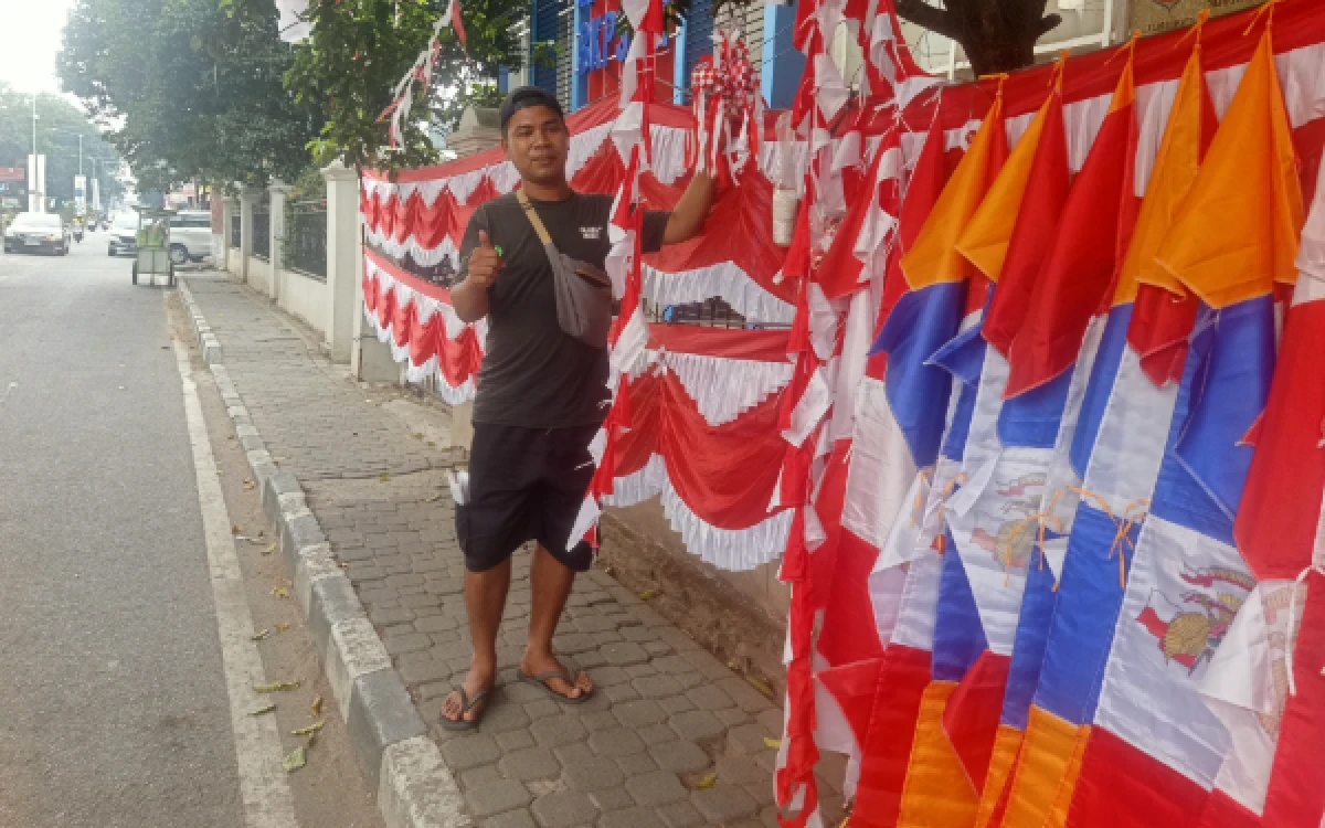 Thumbnail Berita - Jelang HUT RI ke-81, Pedagang Bendera di Rangkasbitung Mulai Ramai Berjualan, Penjualan Masih Lesu