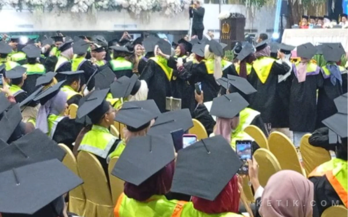 Thumbnail Berita - Alarm Dunia Pendidikan, BPS Umumkan Pengangguran di Jawa Timur Lulusan Sarjana