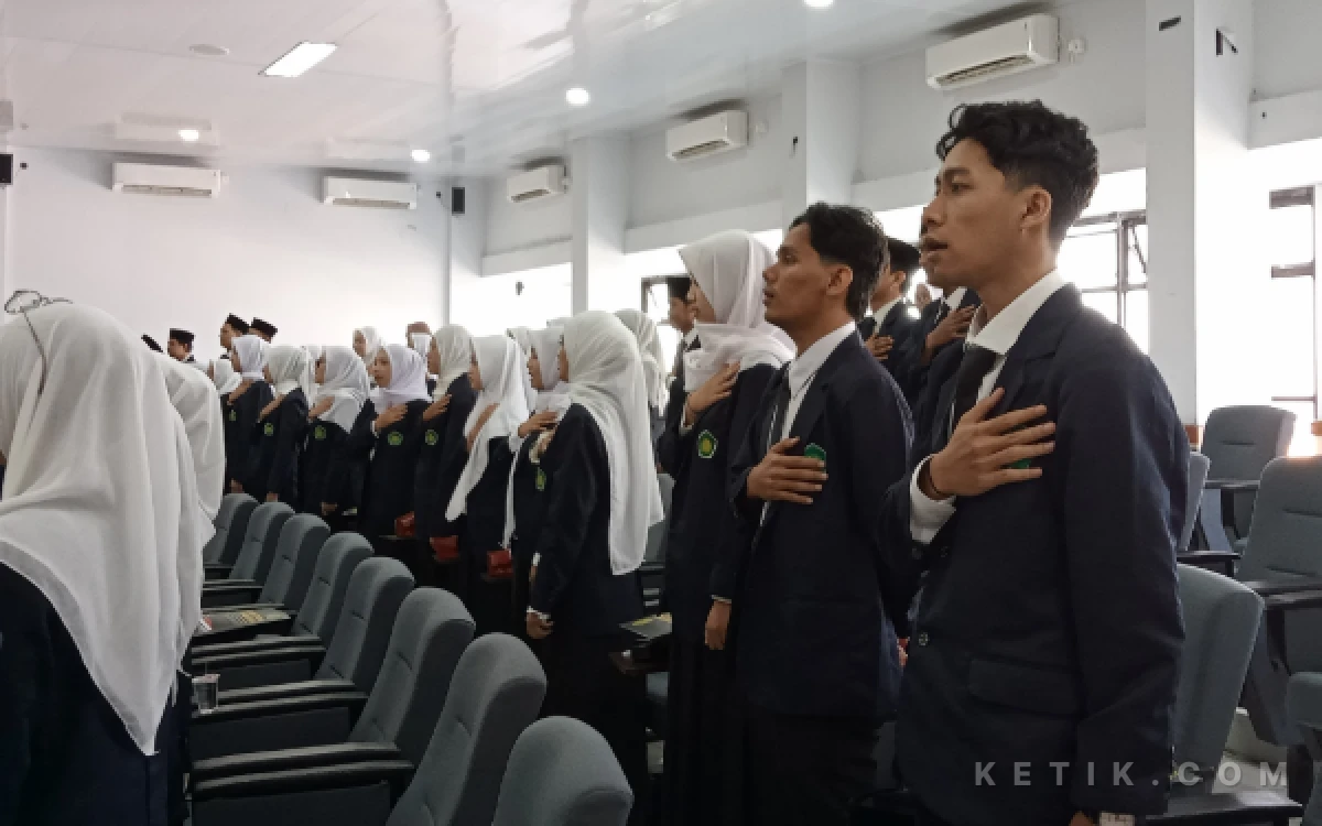 Foto Mahasiswa mengikuti prosesi Yudisium Fakultas Syariah ke-58 periode 2 tahun 2026 dengan khidmat. (Foto: Aliyah/Ketik.com)