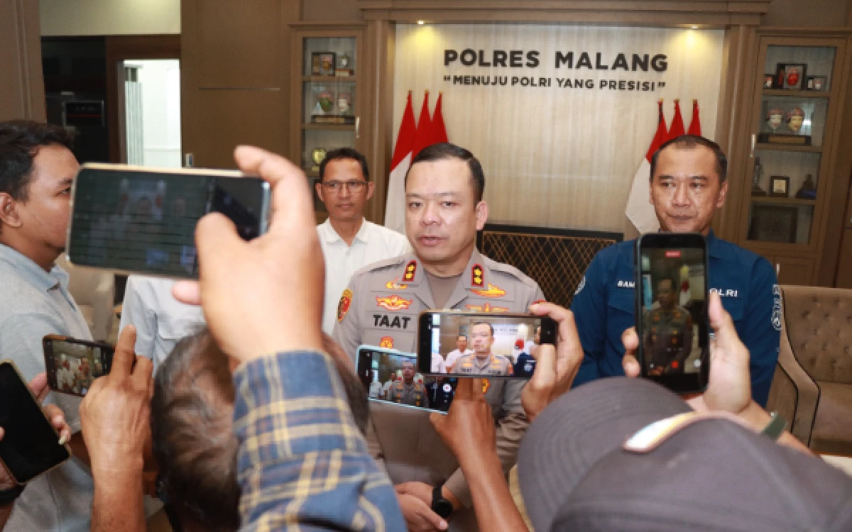 Thumbnail Berita - Polres Malang Terus Dalami Kasus Pengeroyokan dan Perusakan di Pantai Wediawu, Pelaku Diburu