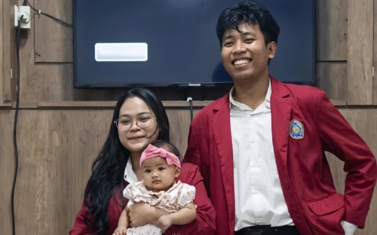 Thumbnail Berita - Pasutri Mahasiswa UMM Viral, Bergantian Jaga Sang Buah Hati Saat Ujian Skripsi di Hari Sama