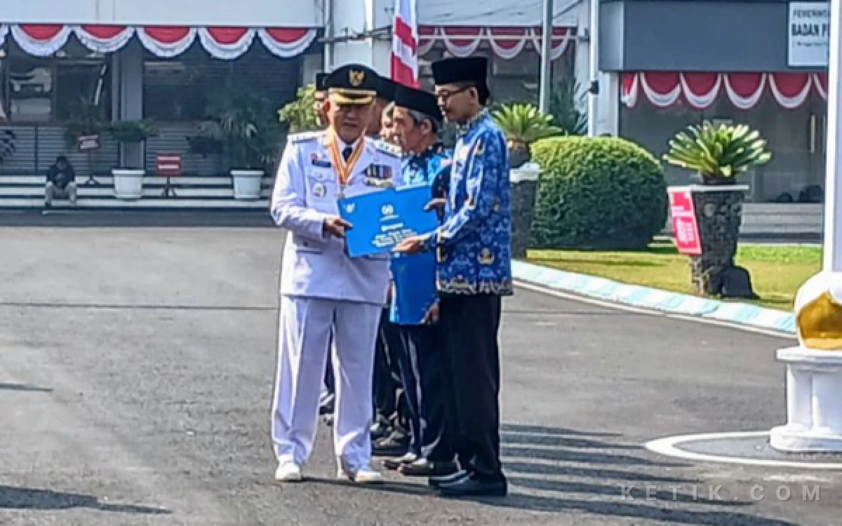 Upacara HUT ke-81 Kemerdekaan RI di Kabupaten Malang, Bupati Sanusi Sematkan Satyalencana Karya Satya kepada 6 Penerima